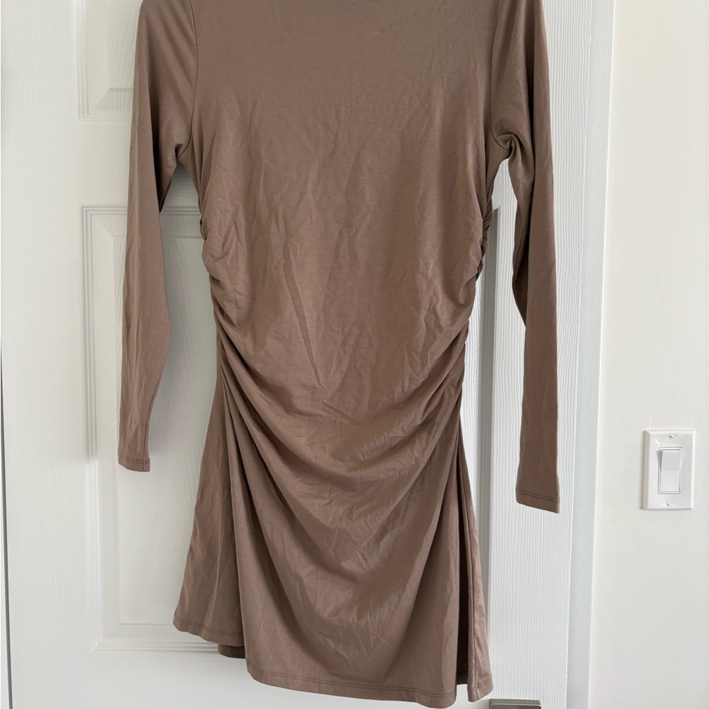 Abercrombie & Fitch Long Sleeve Ruched Side Dress in Taupe